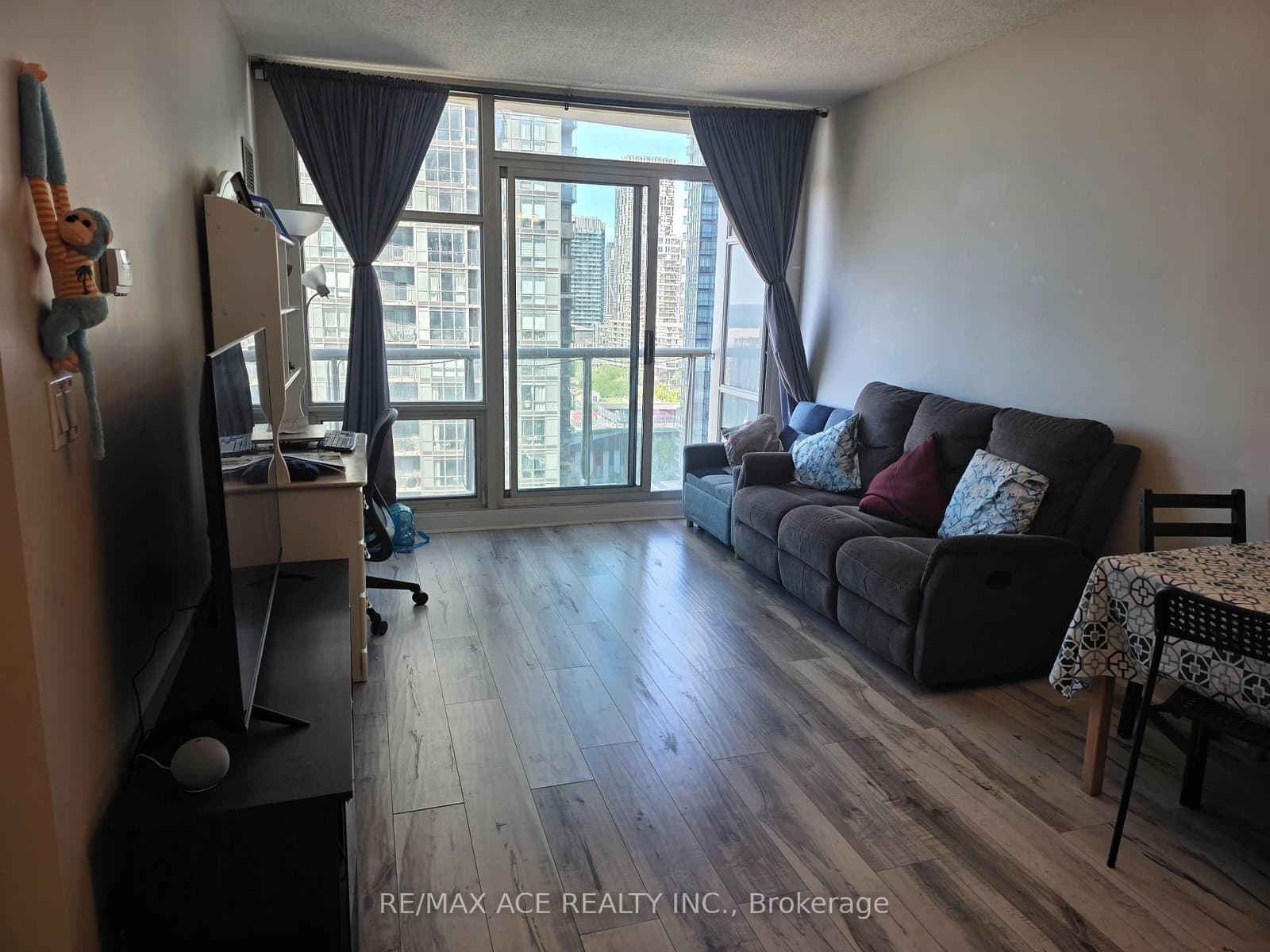 35 Mariner Terrace, Unit 1801 thumbnail 3