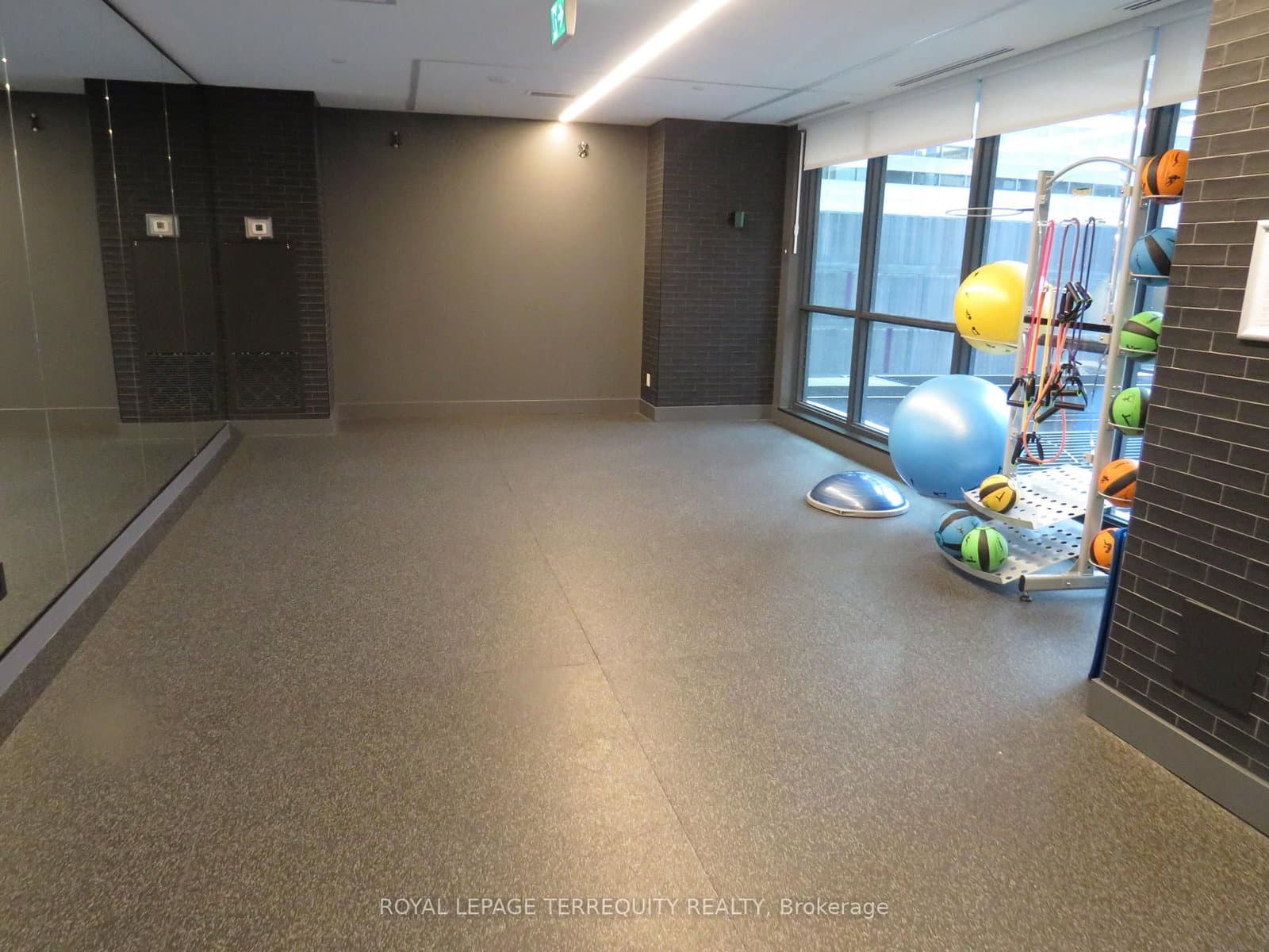 327 King Street W, Unit 805 thumbnail 11