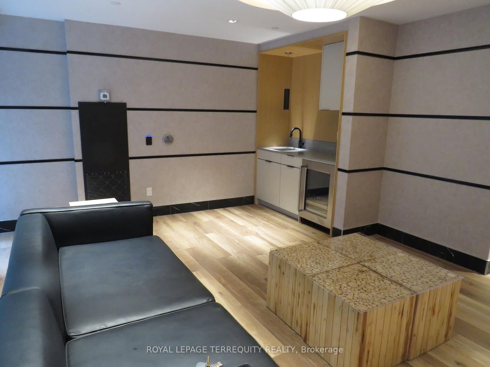 327 King Street W, Unit 805 thumbnail 12