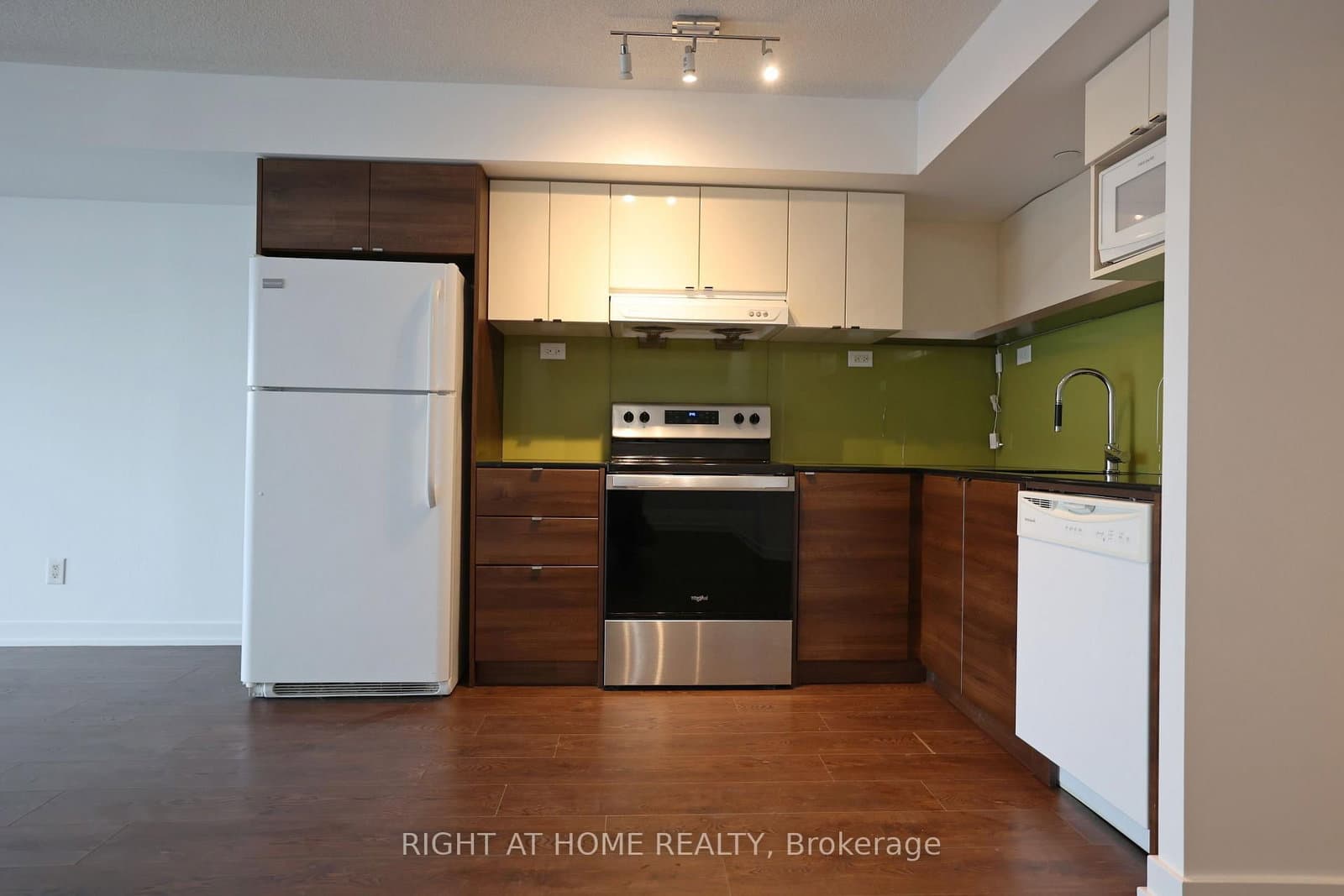 72 esther shiner Boulevard, Unit 308 thumbnail 4