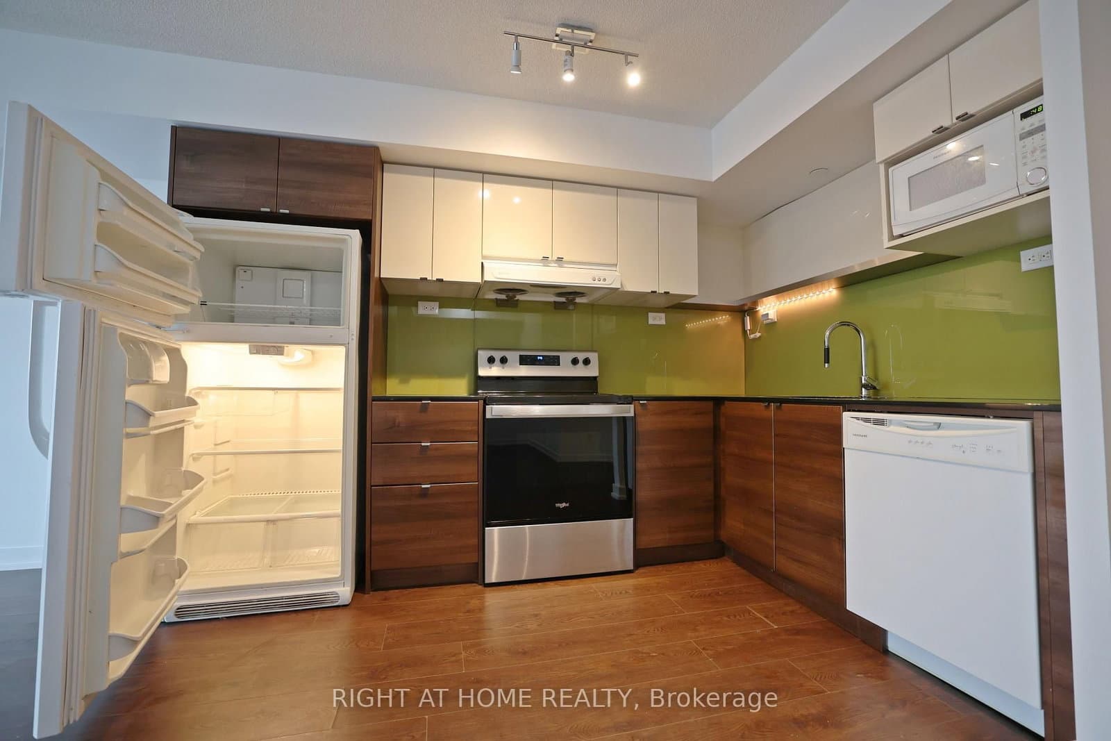 72 esther shiner Boulevard, Unit 308 thumbnail 5
