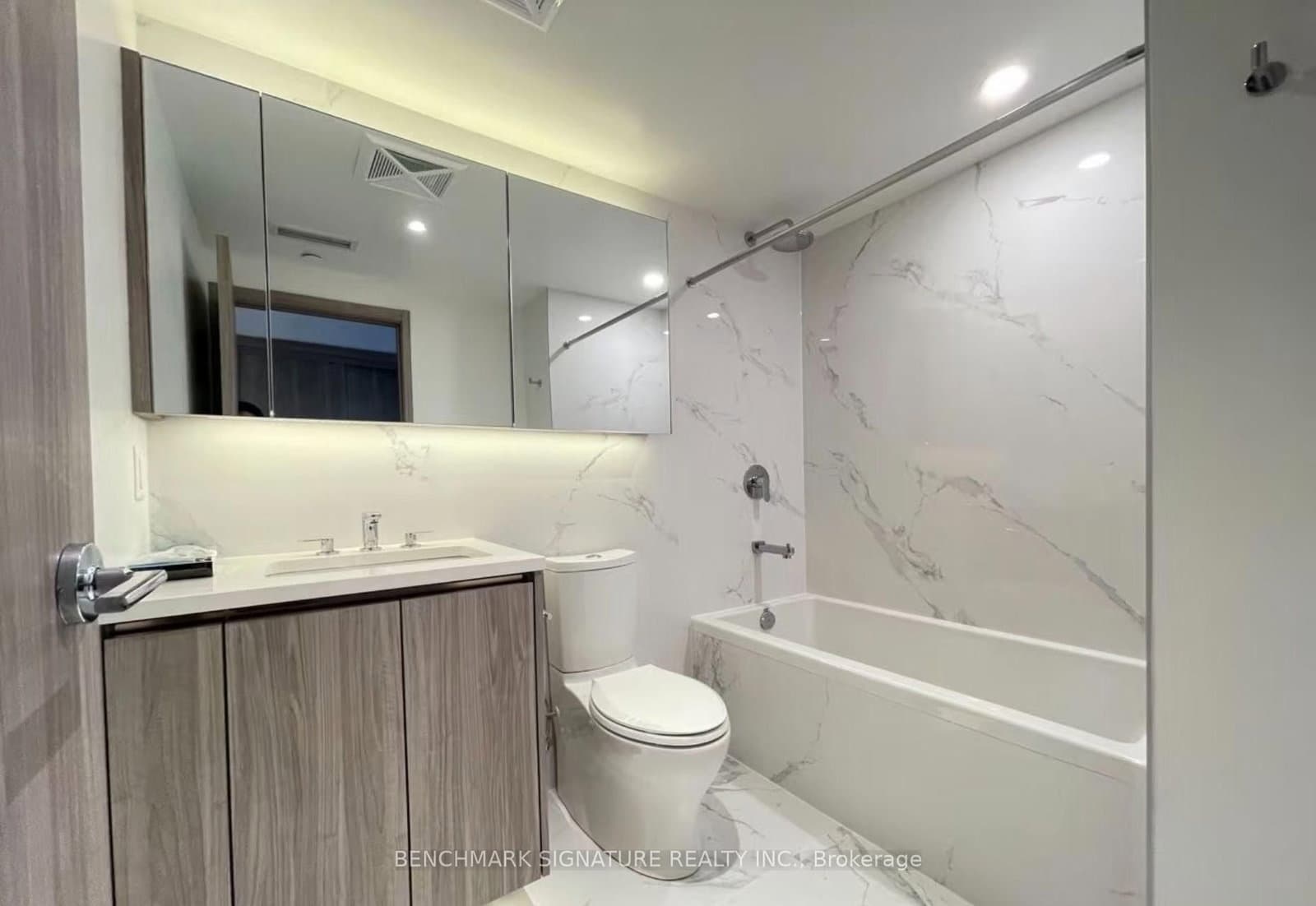 25 Mcmahon Drive, Unit V306 thumbnail 4