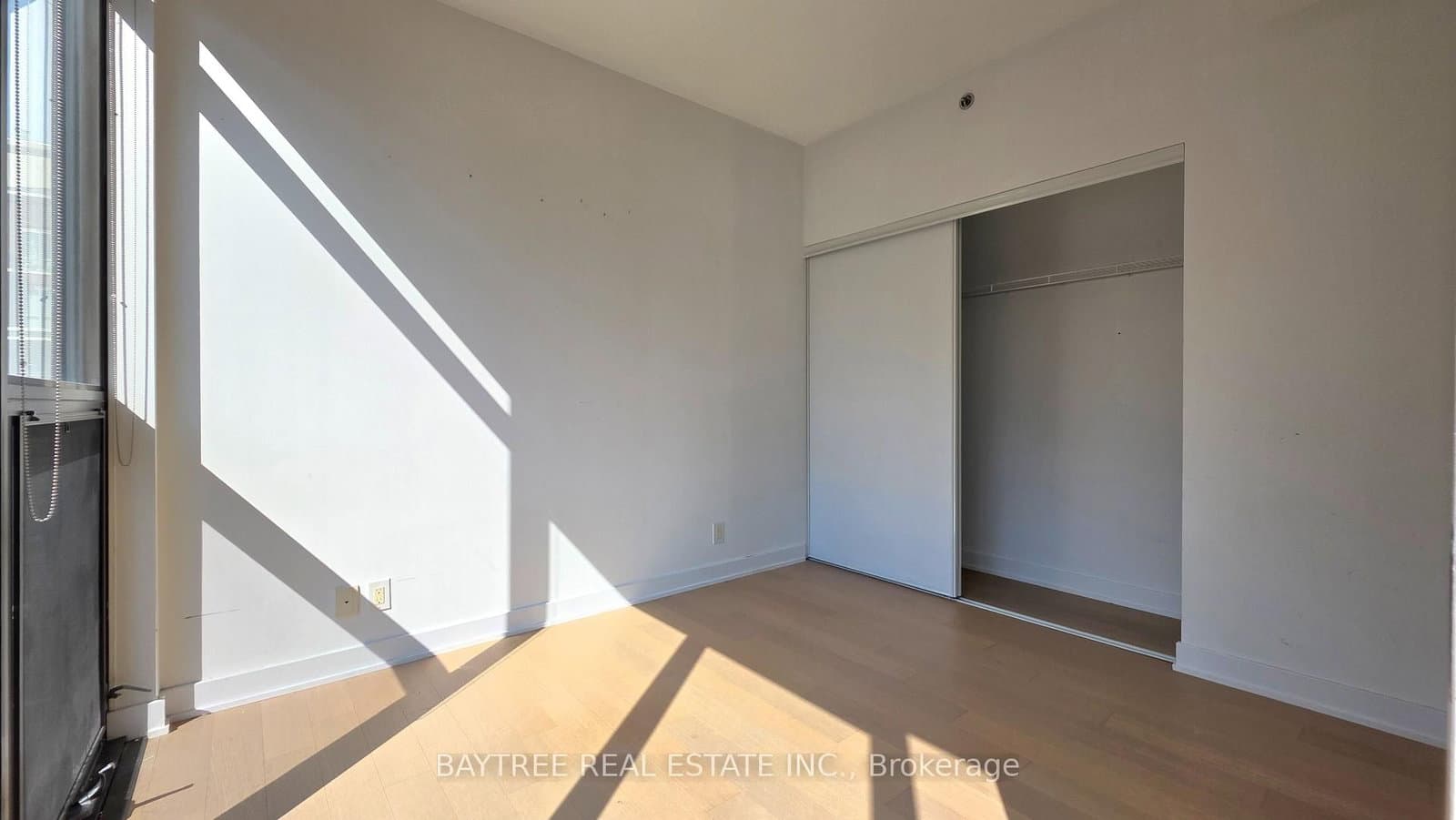 15 Beverley Street, Unit 608 thumbnail 4
