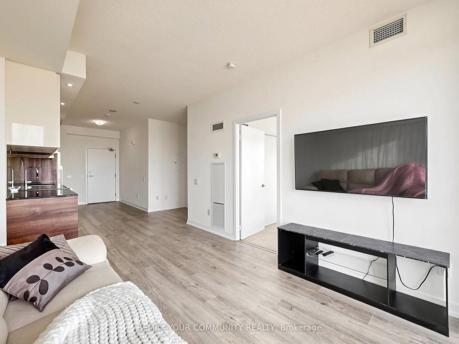 121 Mcmahon Drive, Unit 3302 thumbnail 21