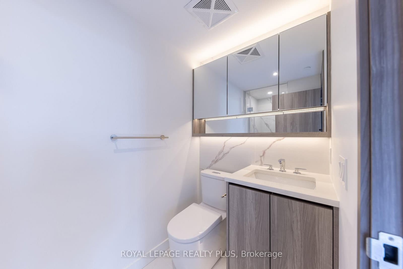 68 Esther Shiner Boulevard, Unit 662 thumbnail 16