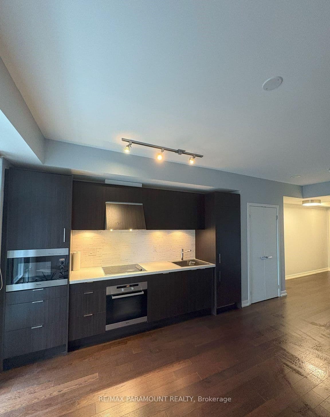21 Widmer Street, Unit 1103 thumbnail 12
