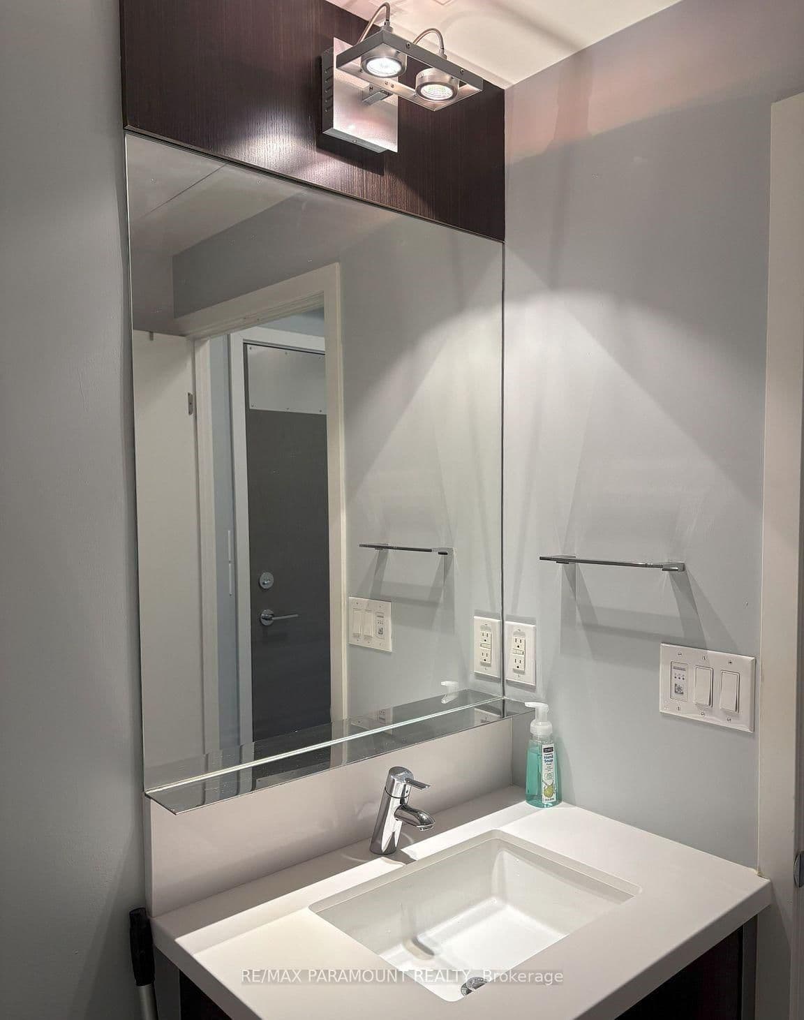 21 Widmer Street, Unit 1103 thumbnail 18