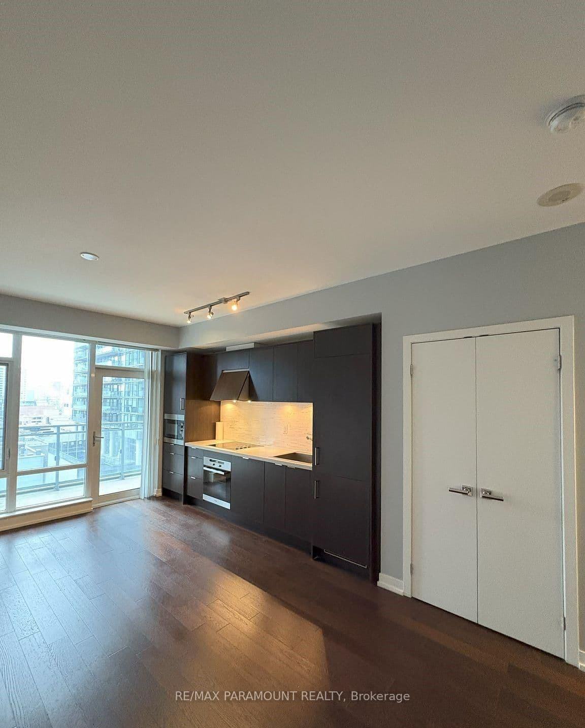 21 Widmer Street, Unit 1103 thumbnail 8