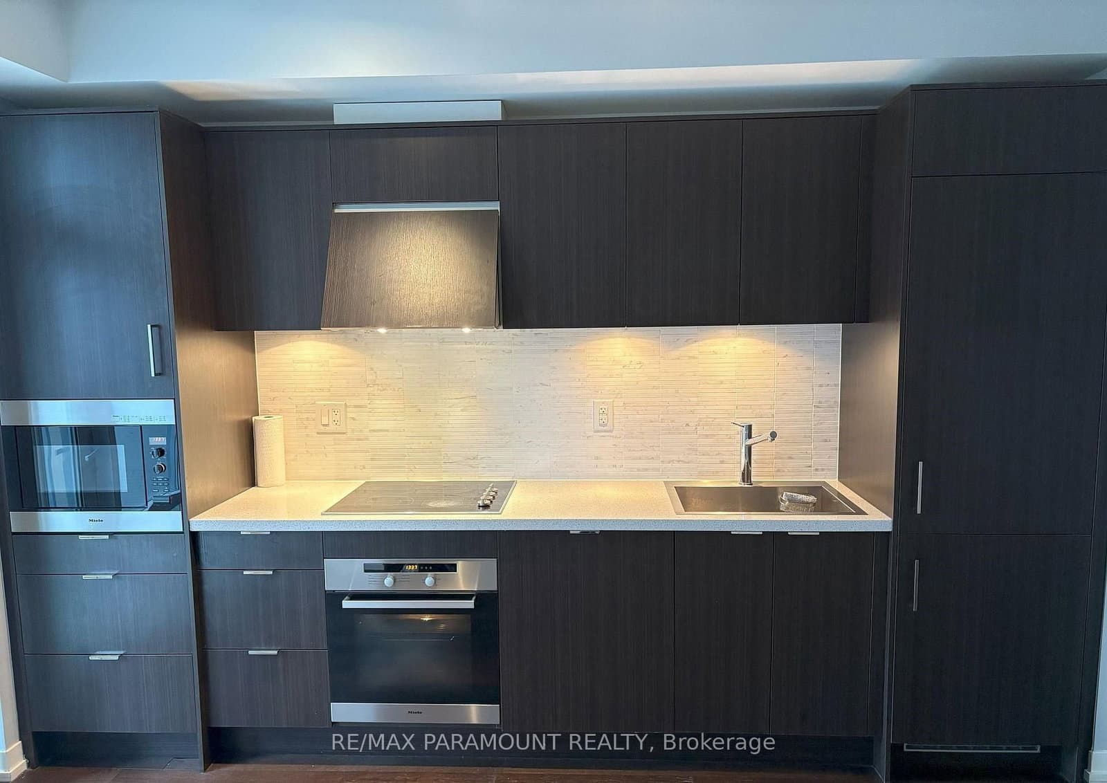 21 Widmer Street, Unit 1103 thumbnail 9