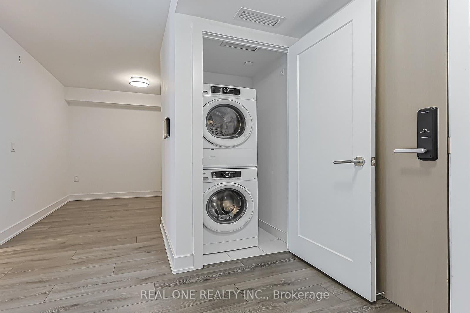 585 Bloor Street E, Unit 821 thumbnail 32