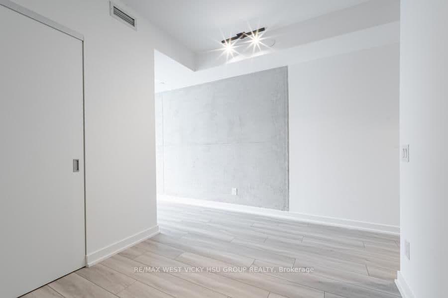 458 Richmond Street W, Unit 806 thumbnail 18