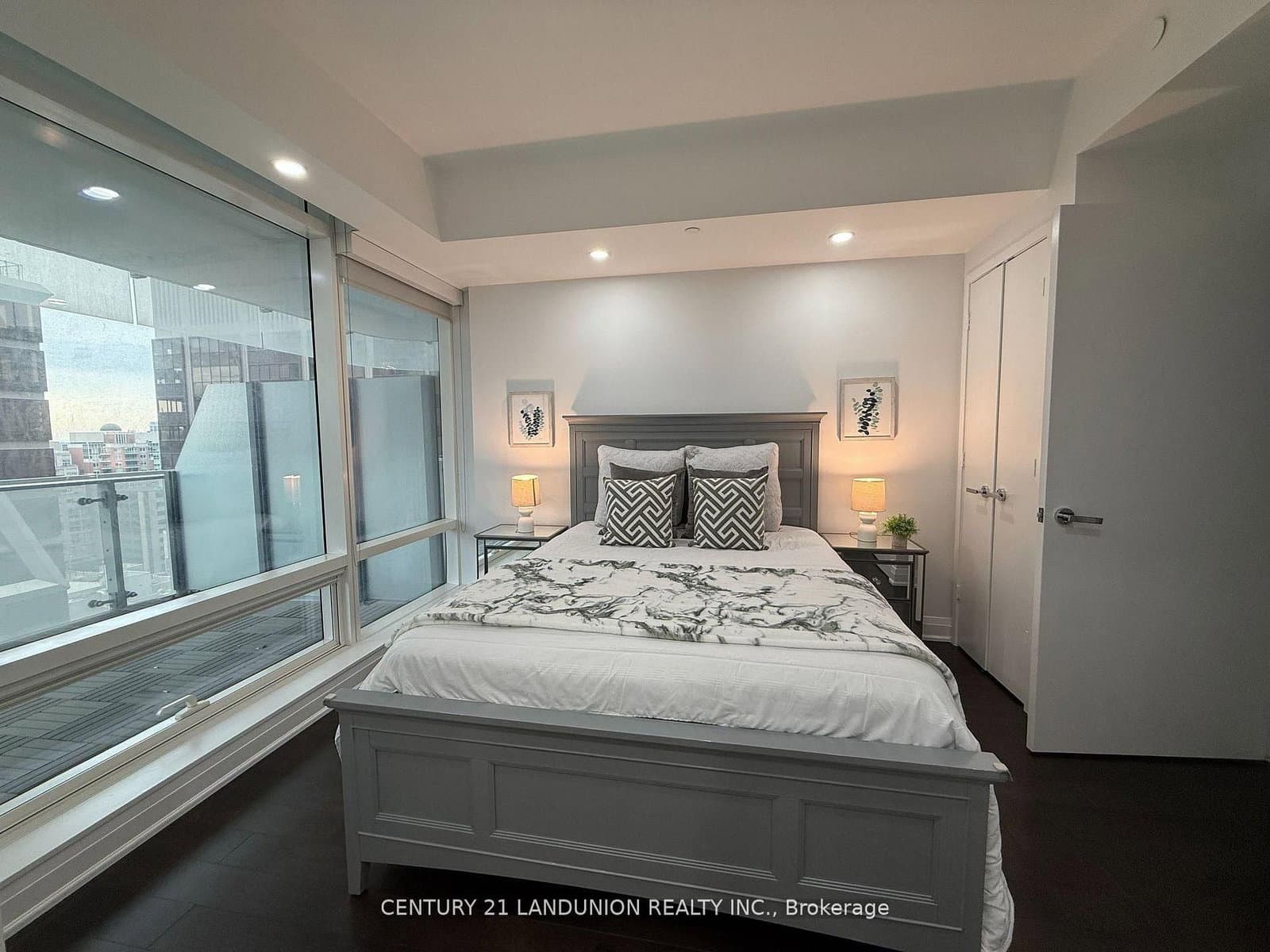 1 Bloor Street E, Unit 1508 thumbnail 15