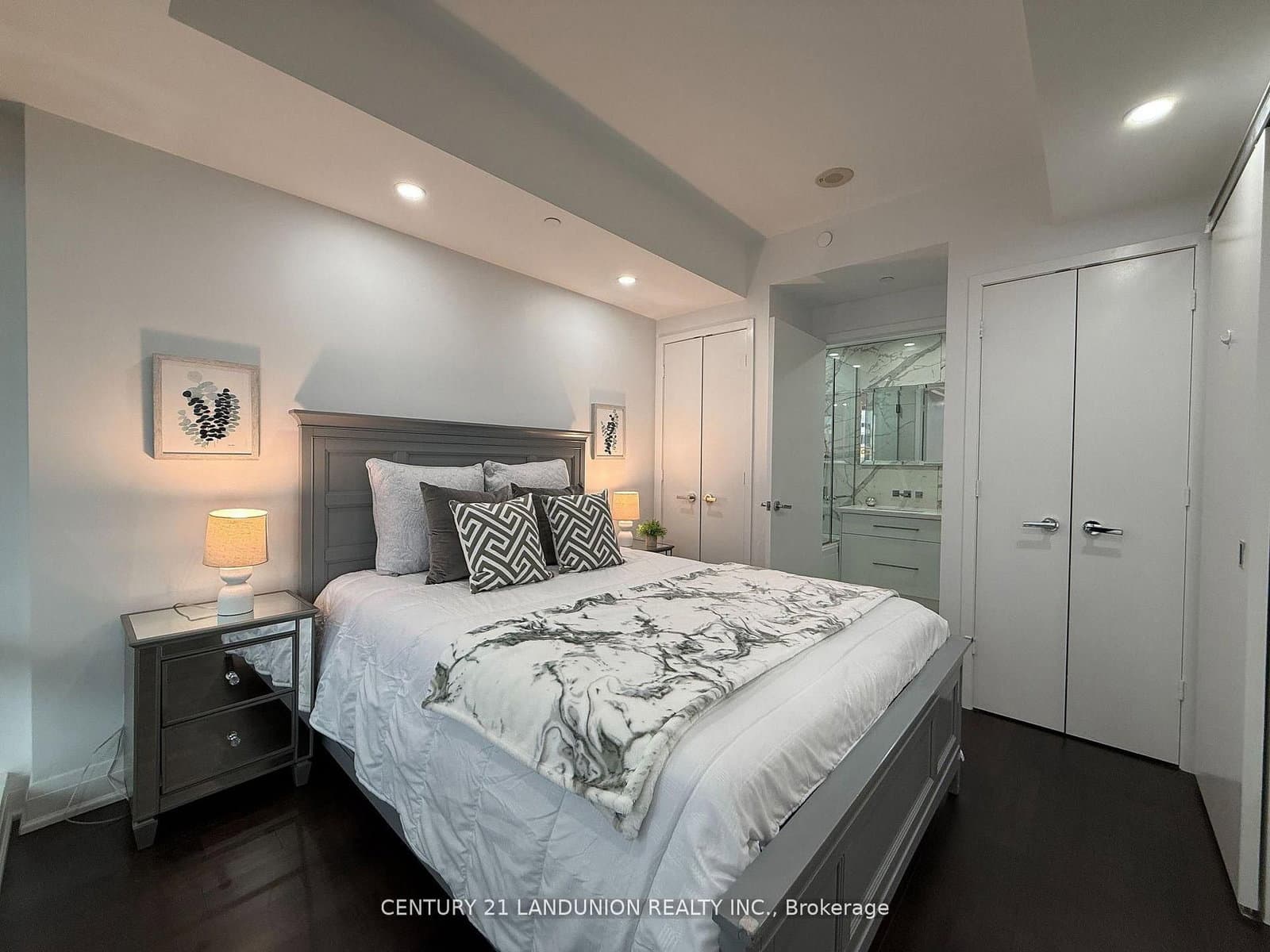 1 Bloor Street E, Unit 1508 thumbnail 16