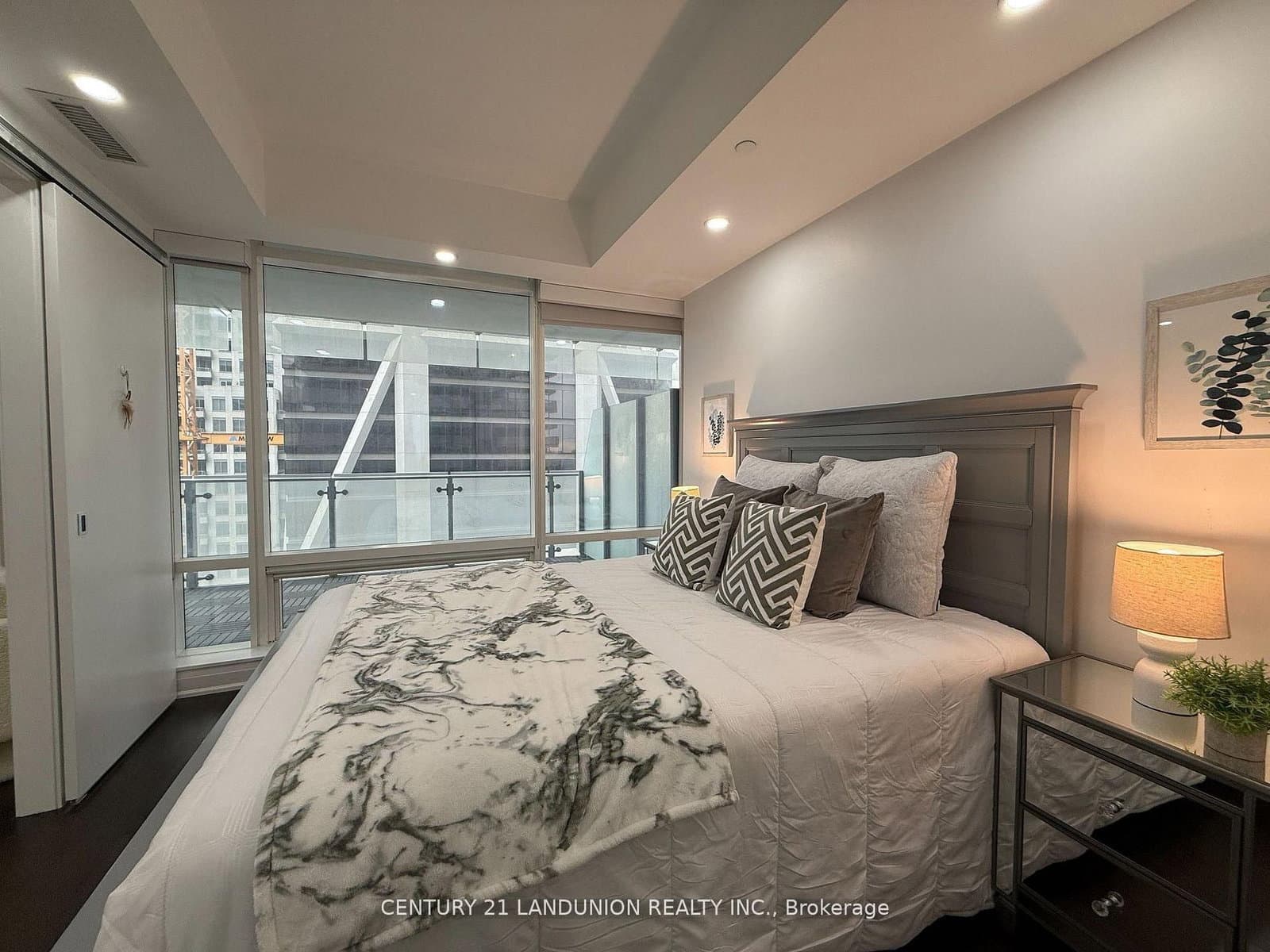 1 Bloor Street E, Unit 1508 thumbnail 17