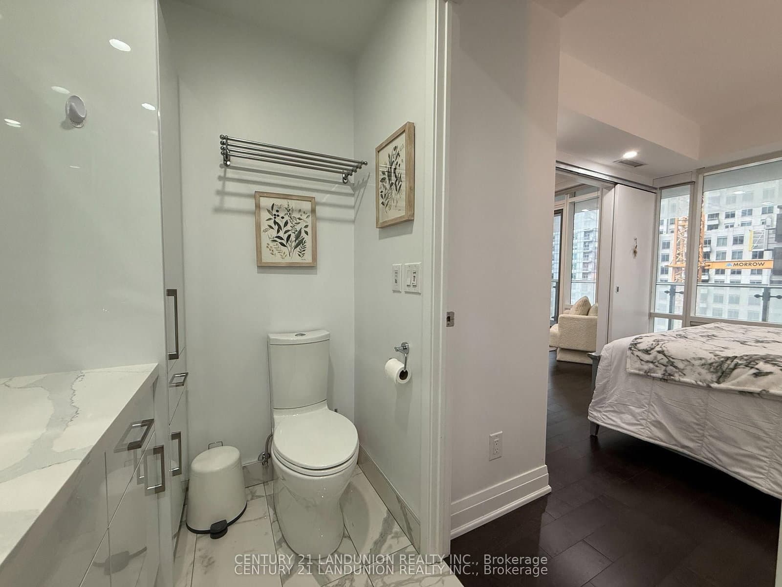 1 Bloor Street E, Unit 1508 thumbnail 18