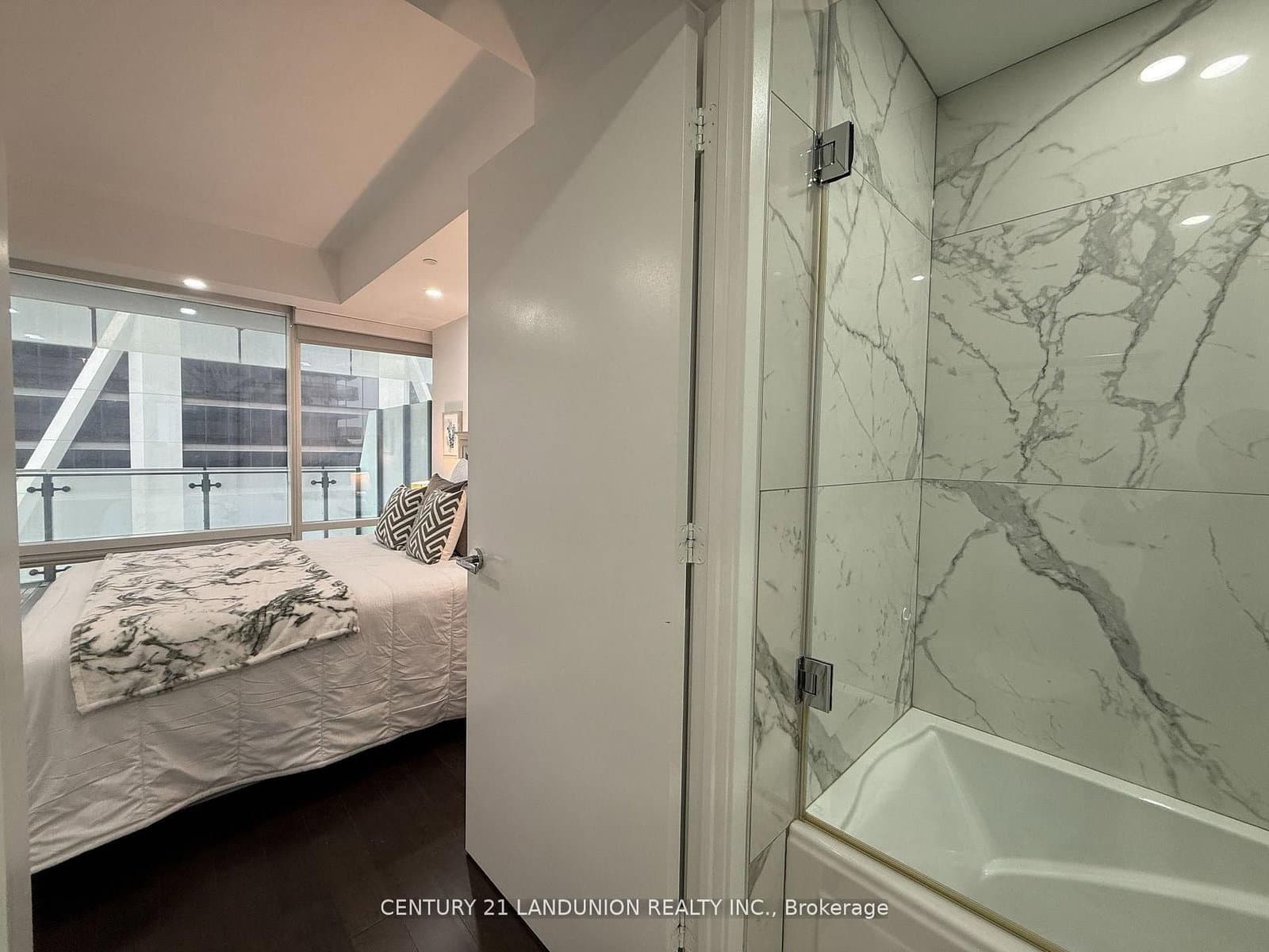 1 Bloor Street E, Unit 1508 thumbnail 19