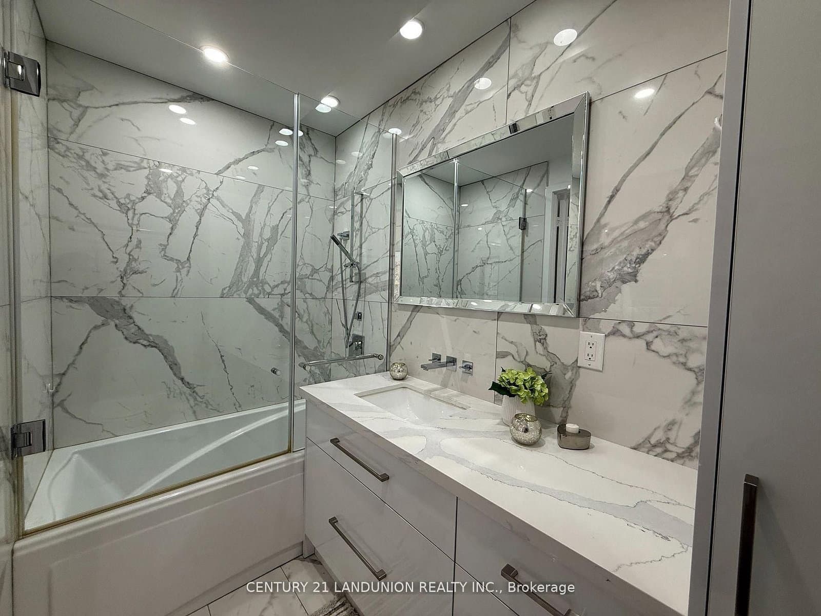 1 Bloor Street E, Unit 1508 thumbnail 21