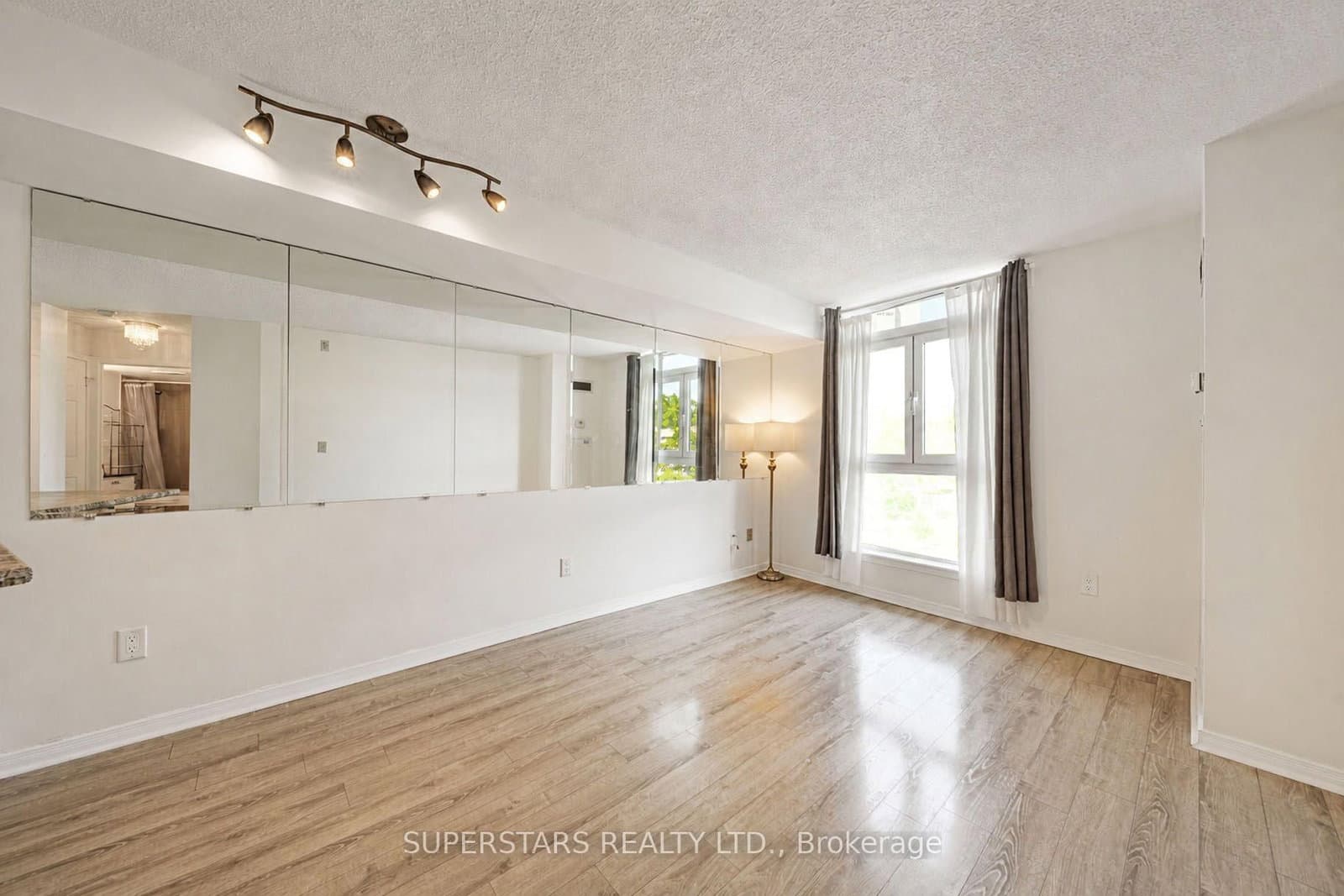 18 Valley Woods Road, Unit 815 thumbnail 13