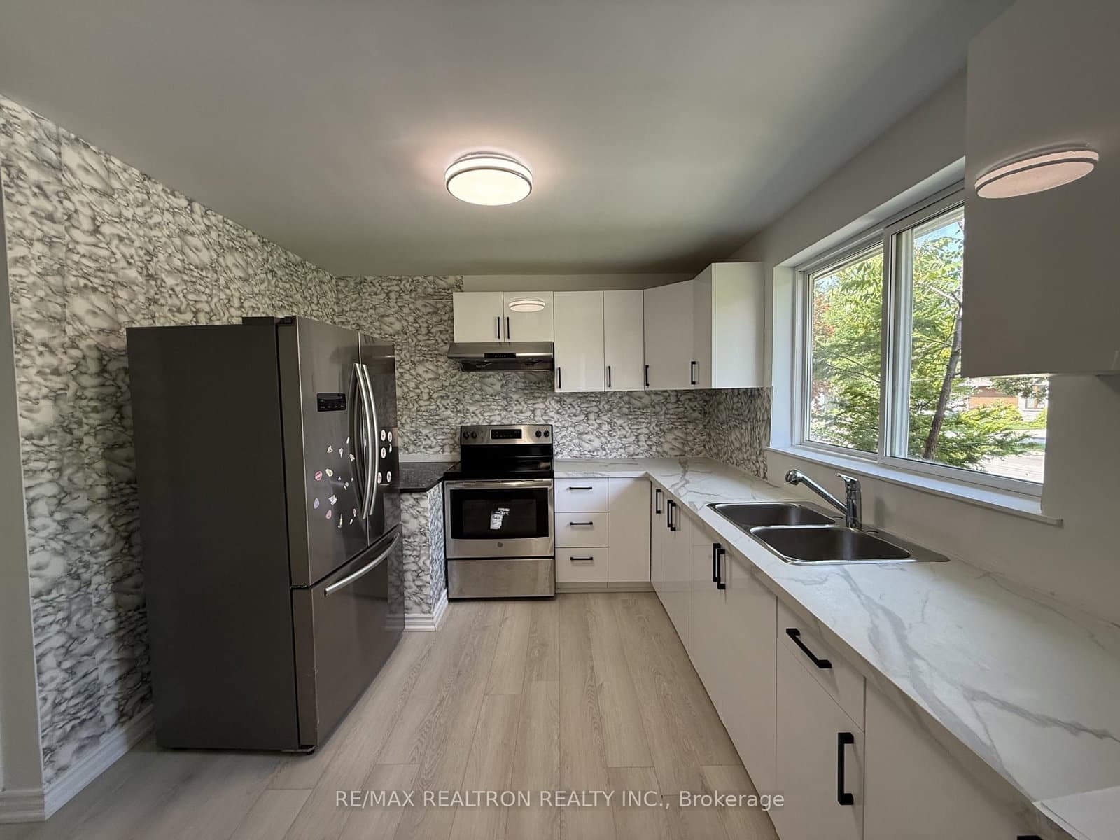 217 Moore Park Avenue, Unit Main thumbnail 4