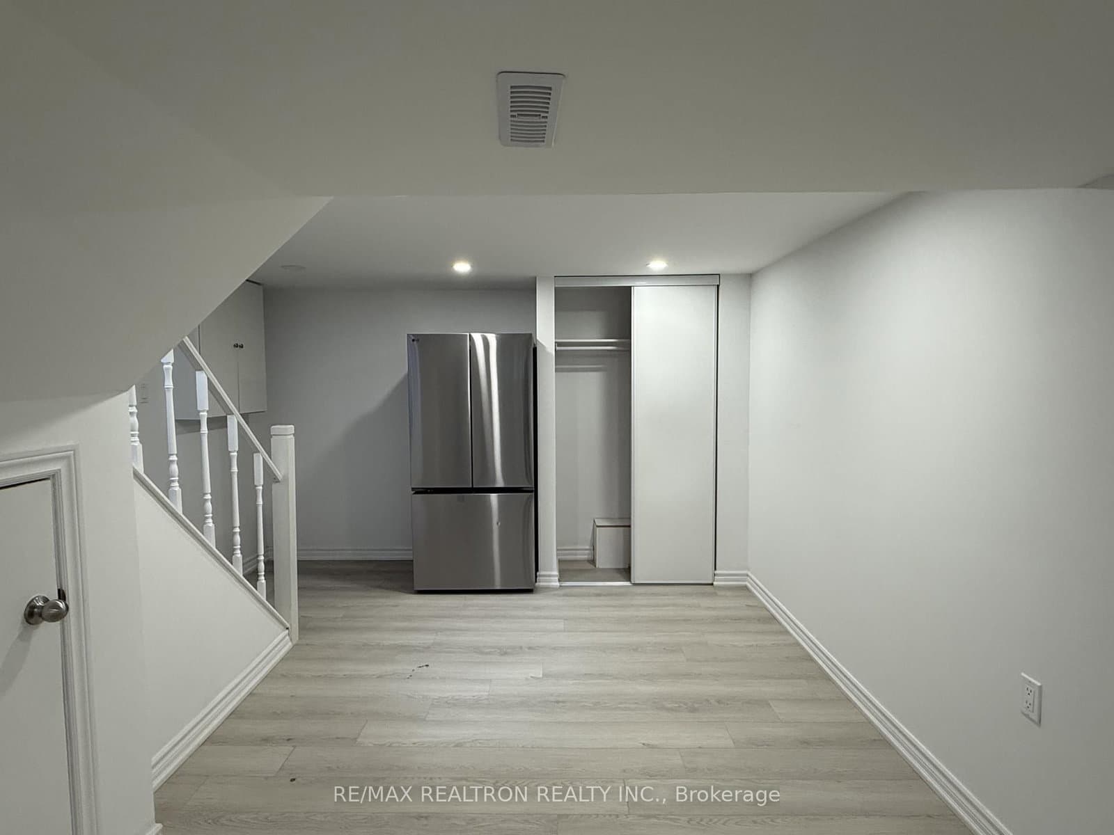 217 Moore Park Avenue, Unit Basement thumbnail 4