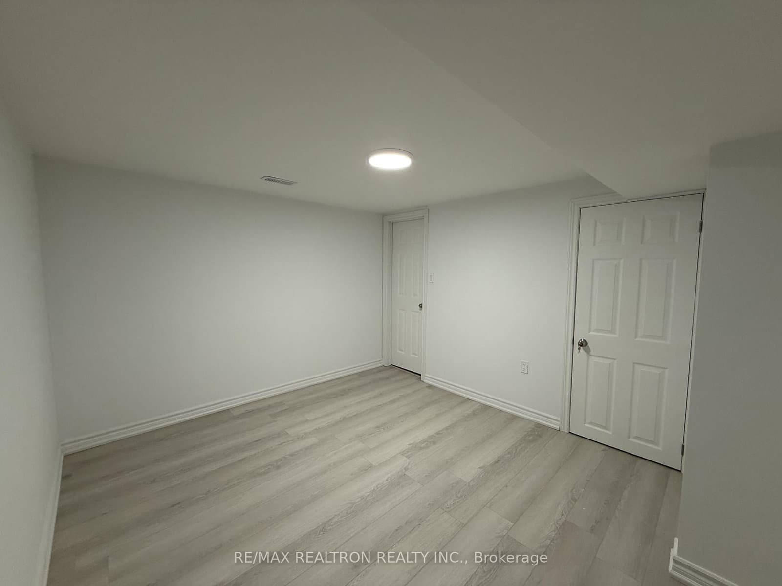 217 Moore Park Avenue, Unit Basement thumbnail 7