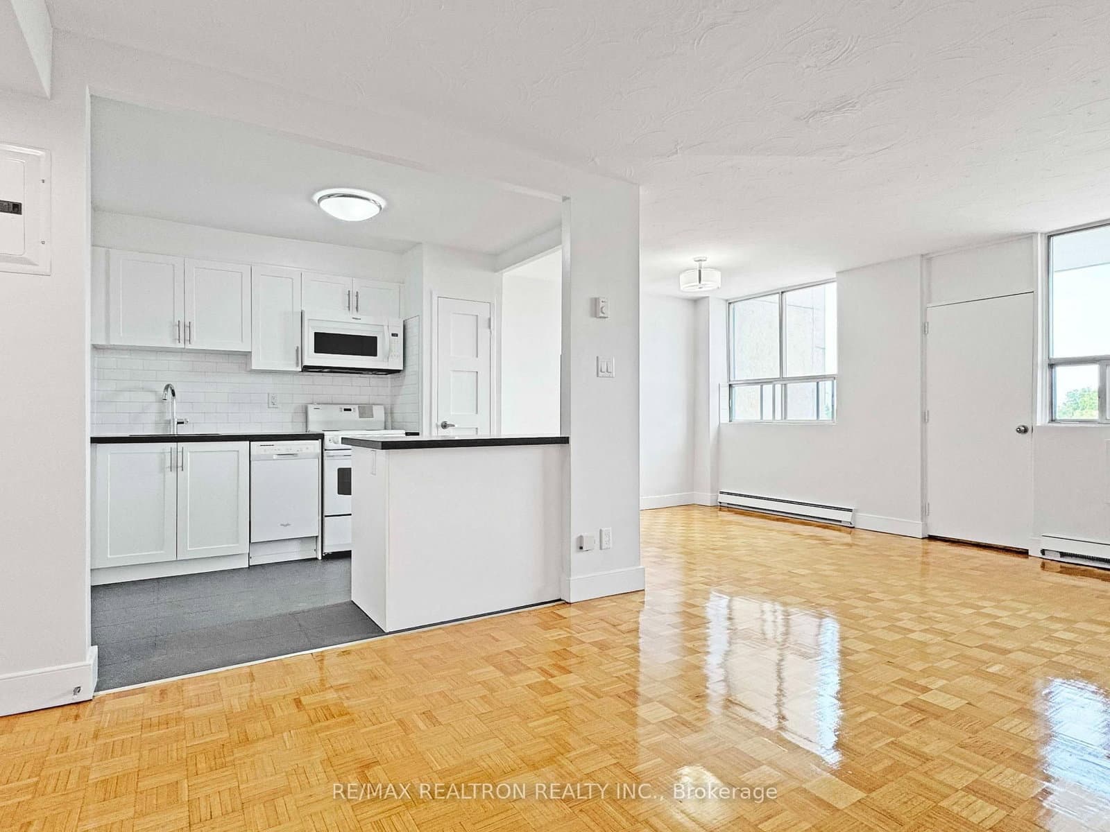 525 Eglinton Avenue E, Unit 903 thumbnail 2