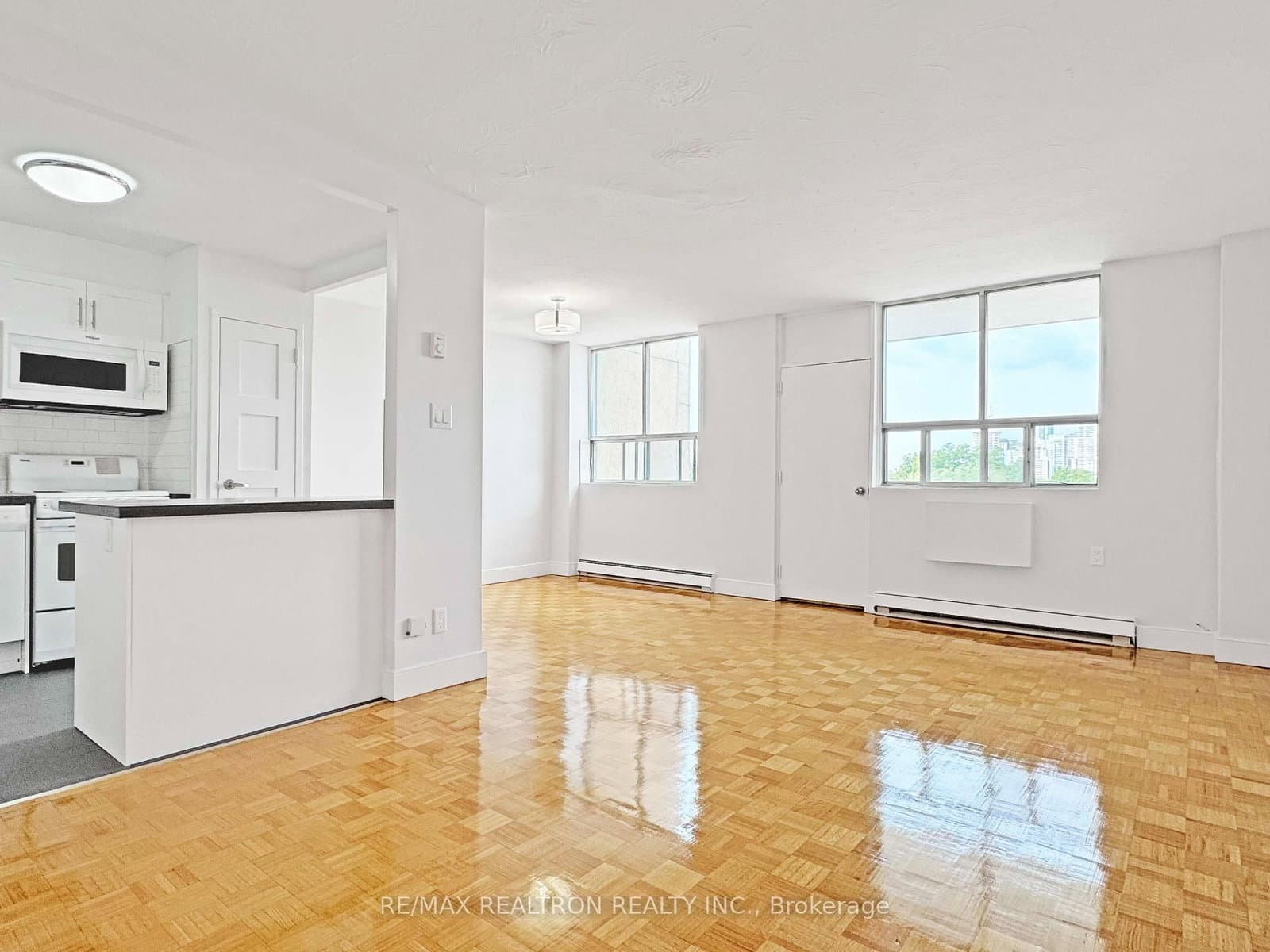 525 Eglinton Avenue E, Unit 903 thumbnail 3