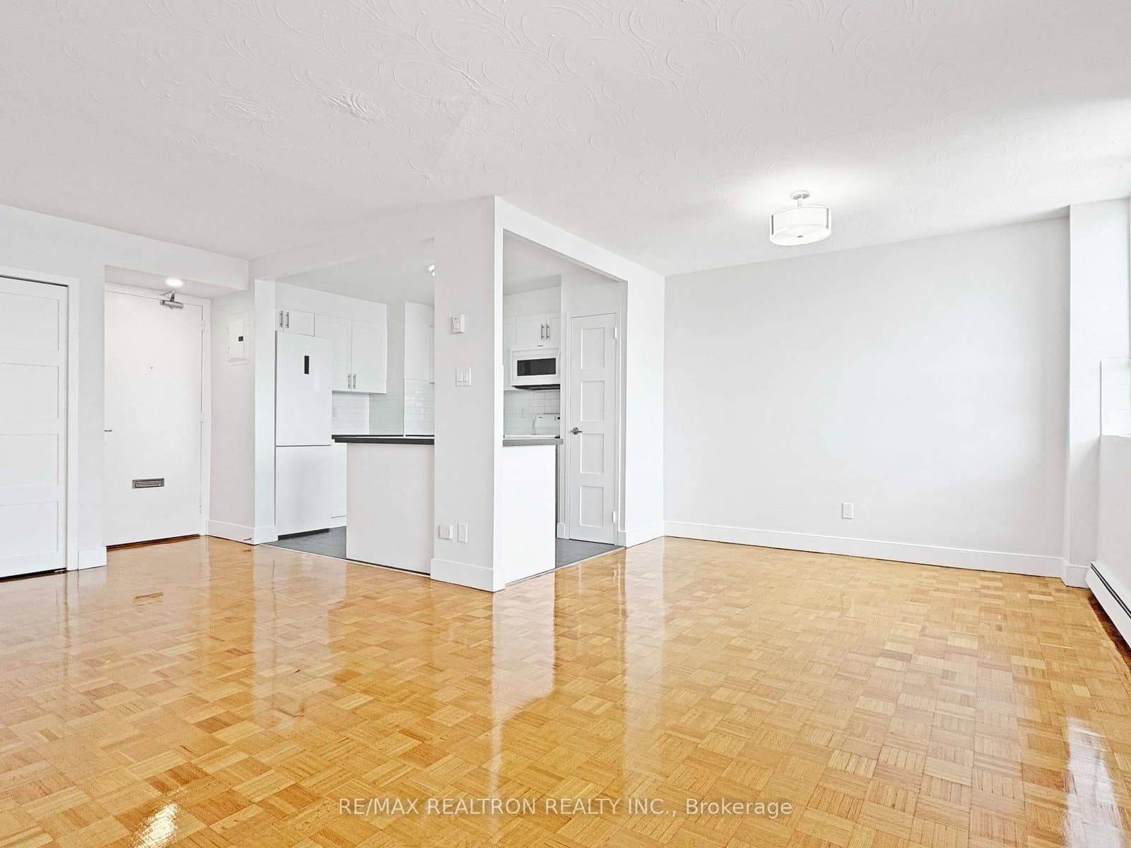 525 Eglinton Avenue E, Unit 903 thumbnail 4