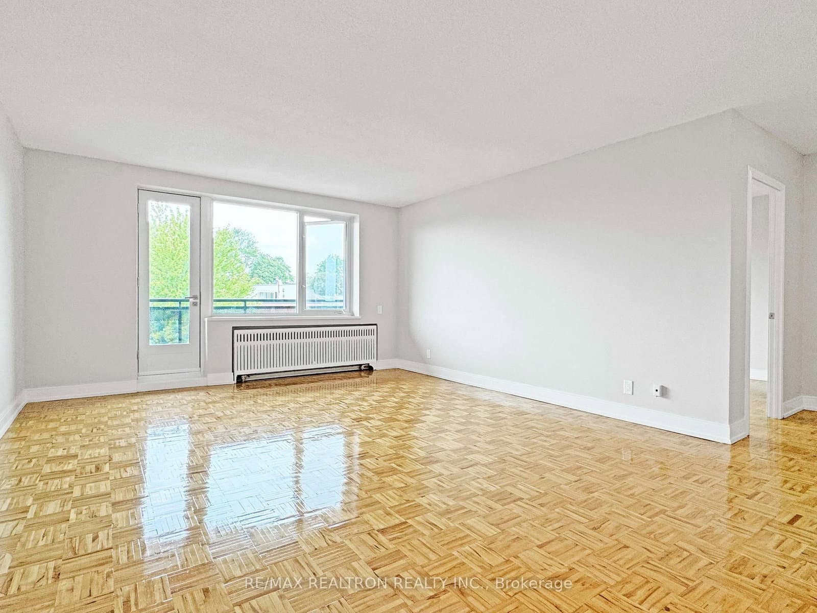 990 Avenue Road, Unit 201 thumbnail 3