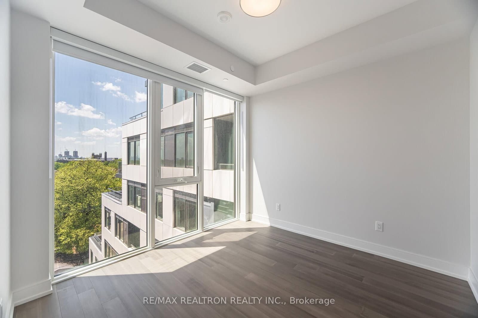 664 Spadina Avenue, Unit 710 thumbnail 11