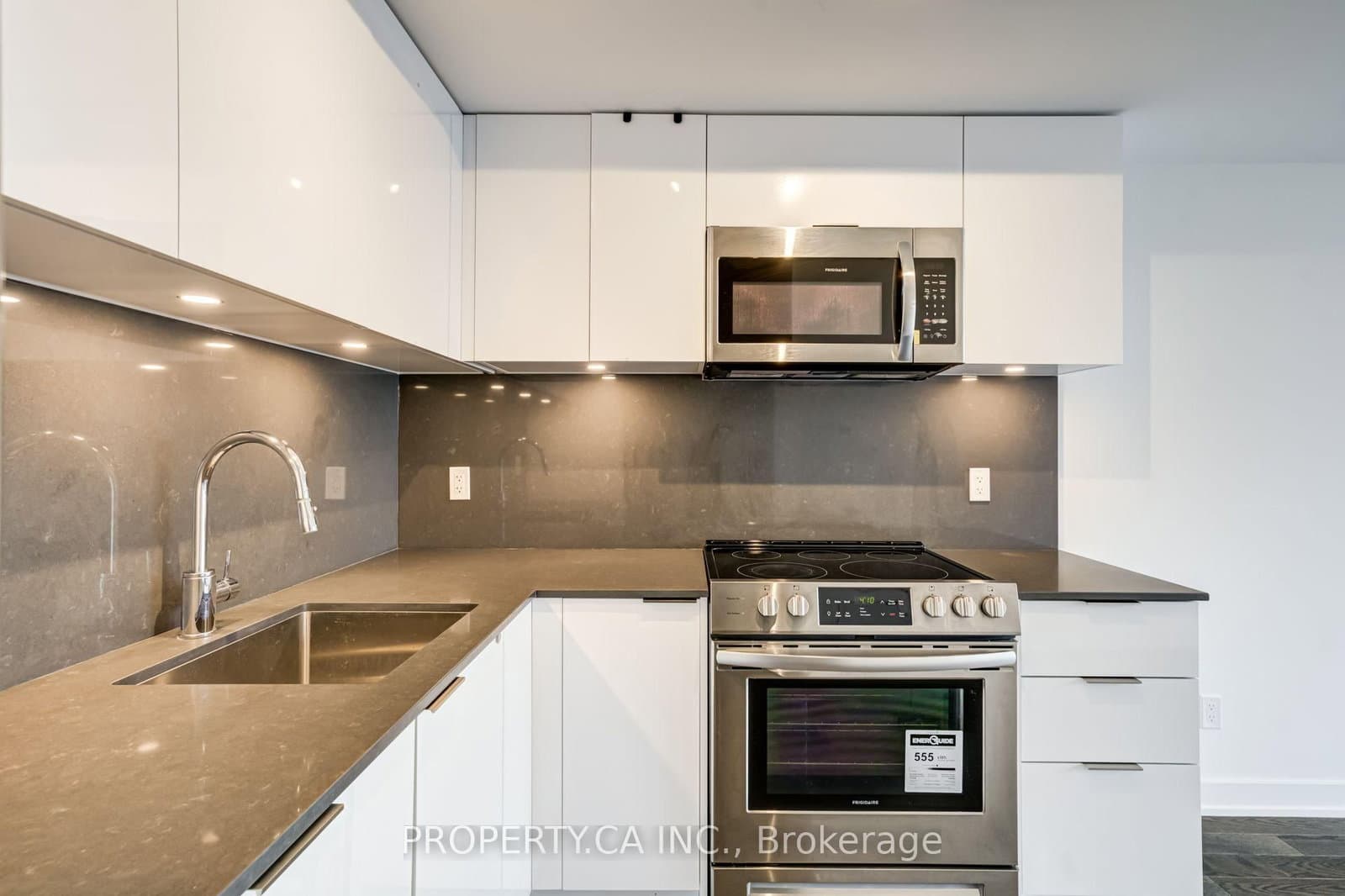 25 Richmond Street E, Unit 1513 thumbnail 11