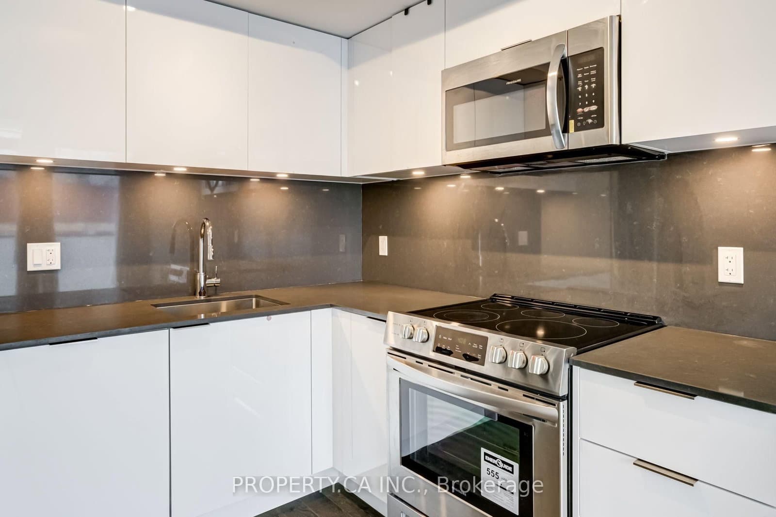 25 Richmond Street E, Unit 1513 thumbnail 12