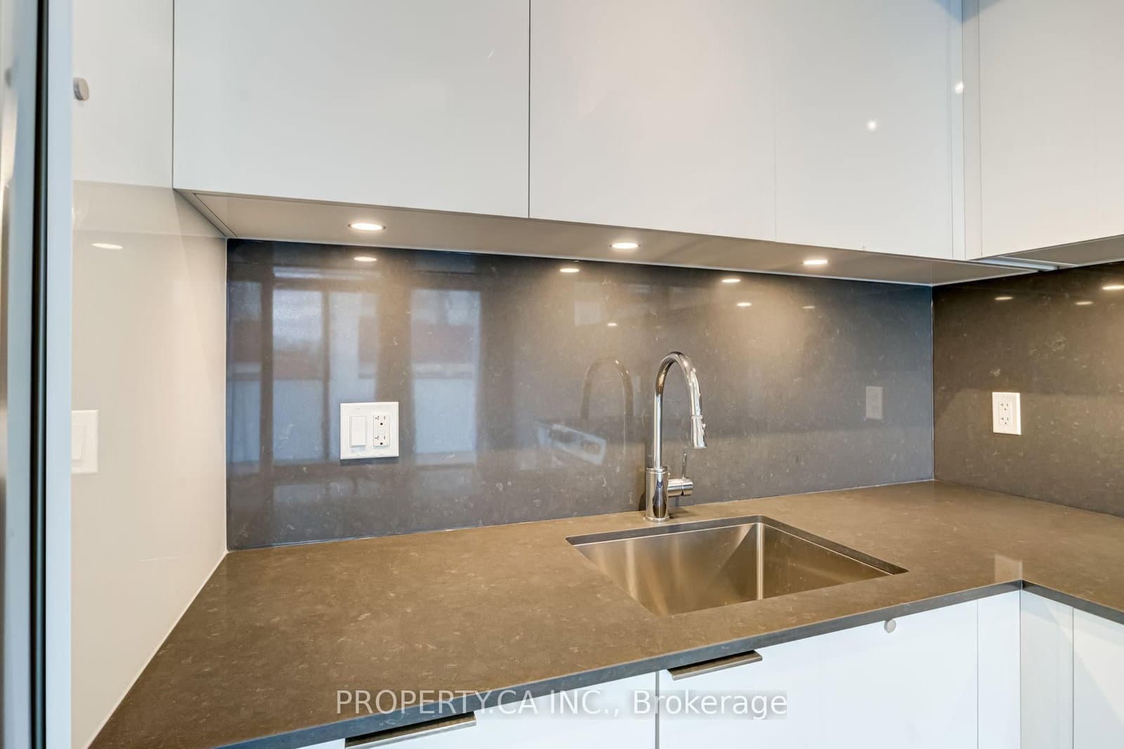 25 Richmond Street E, Unit 1513 thumbnail 13