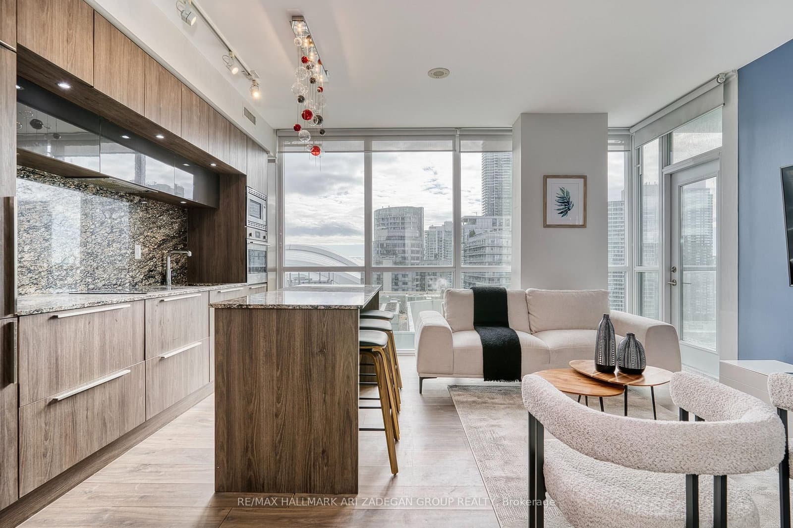 88 Blue Jays Way, Unit 1806 thumbnail 12