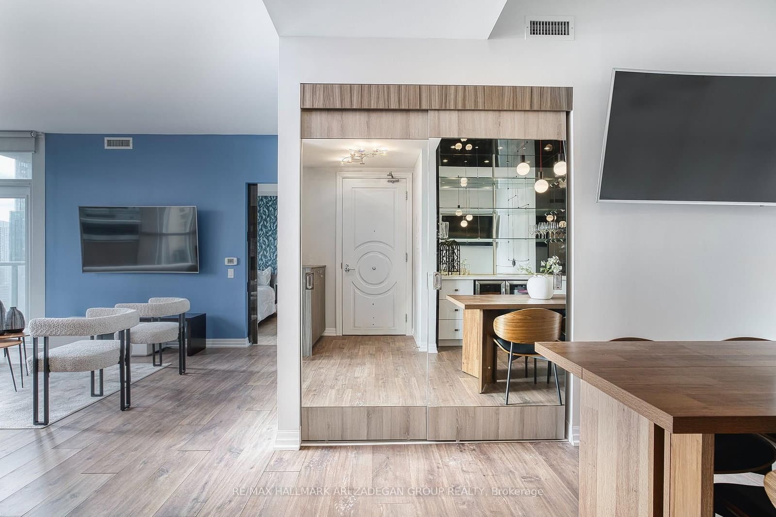 88 Blue Jays Way, Unit 1806 thumbnail 6