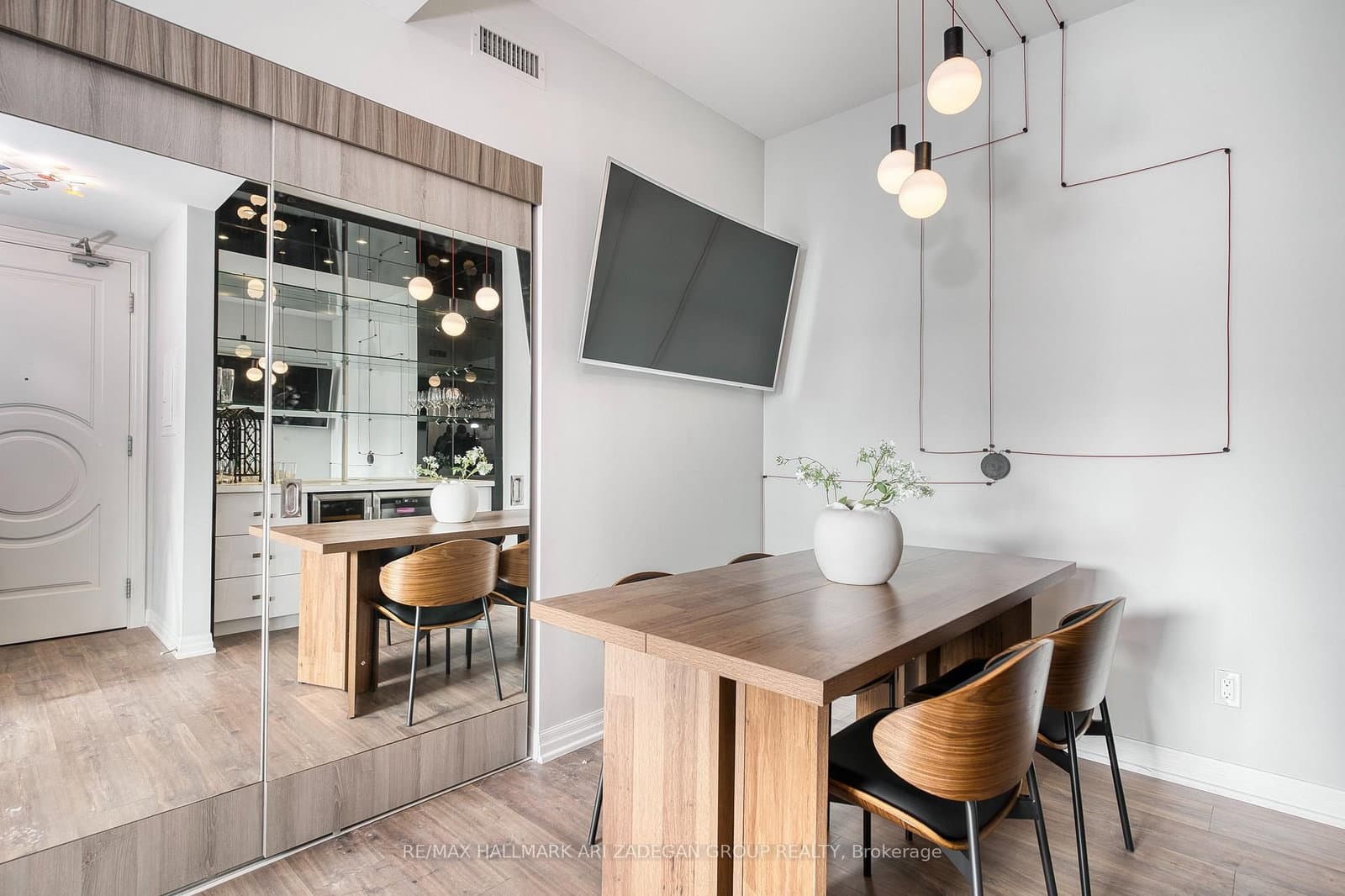 88 Blue Jays Way, Unit 1806 thumbnail 7
