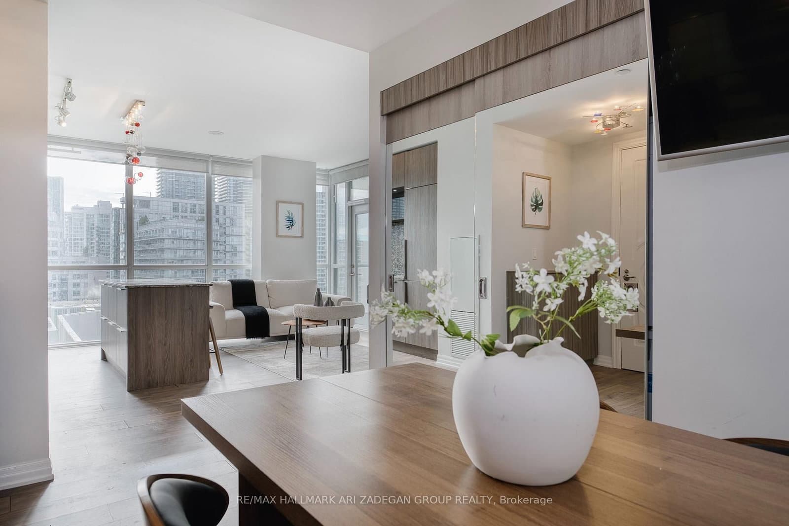88 Blue Jays Way, Unit 1806 thumbnail 9