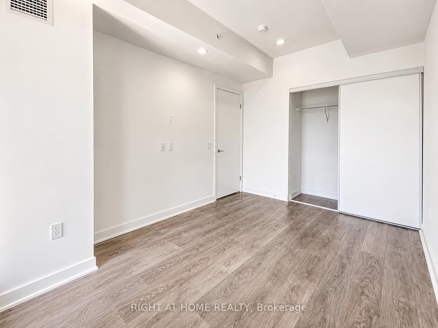 115 Blue Jays Way, Unit 910 thumbnail 8