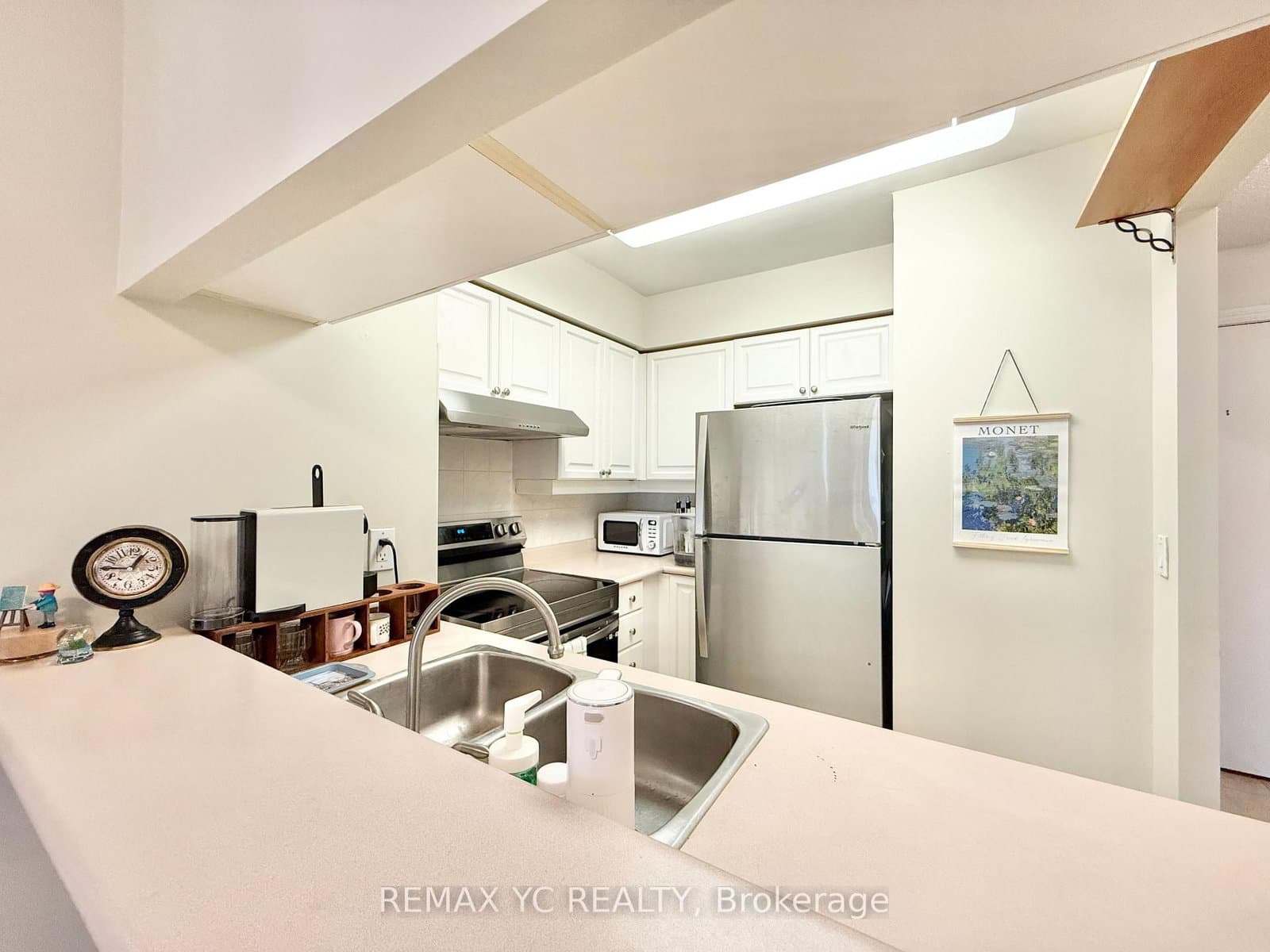 18 Sommerset Way, Unit 1011 thumbnail 4