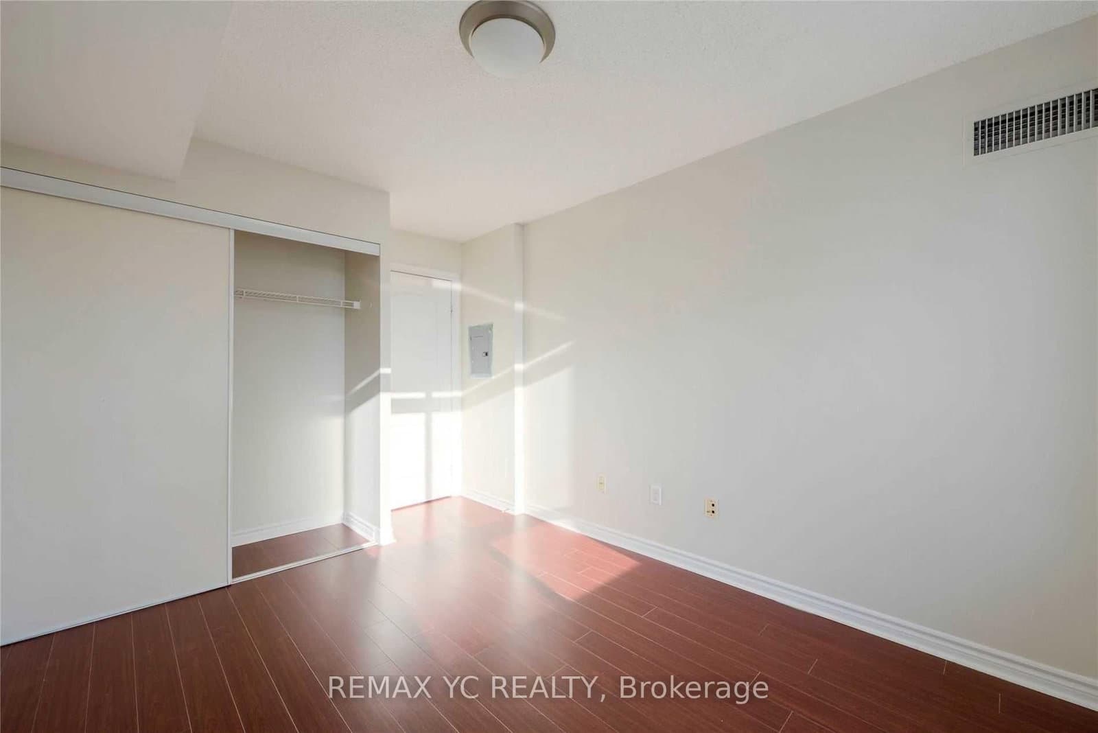 18 Sommerset Way, Unit 1011 thumbnail 8