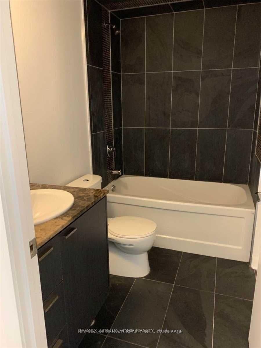 375 King Street W, Unit 1808 thumbnail 4