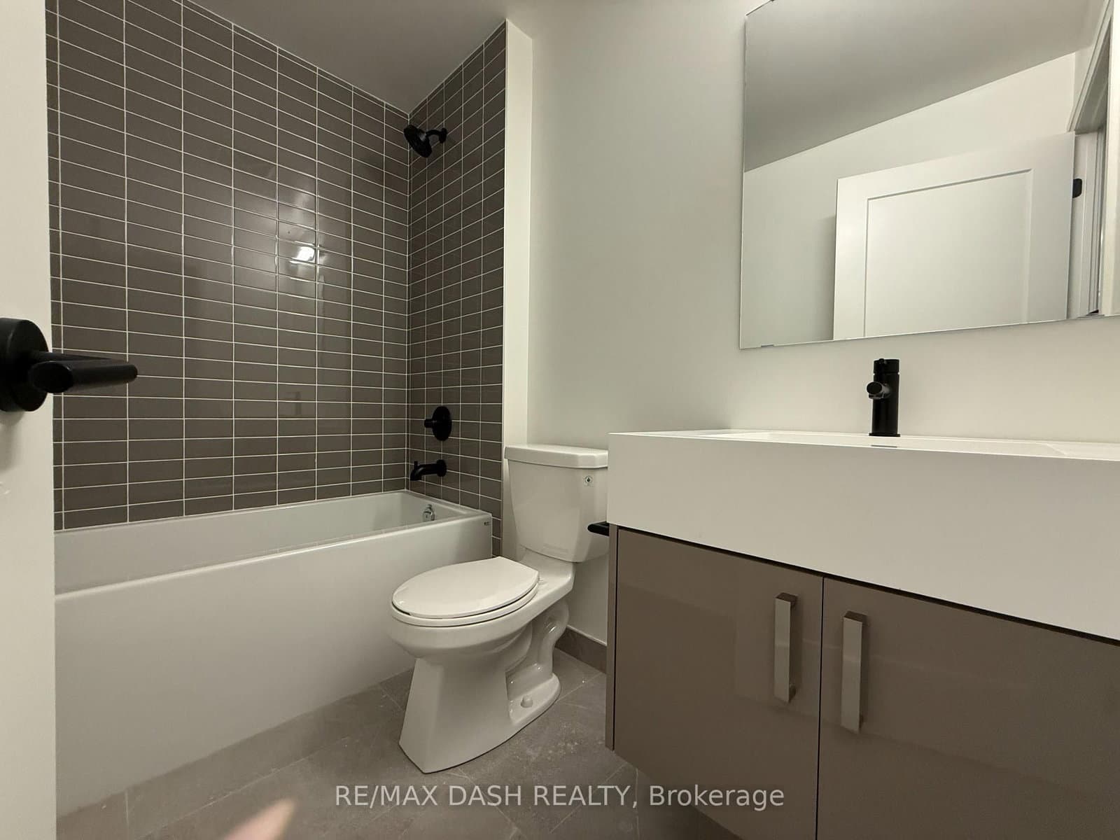 280 Dundas Street W, Unit 2505 thumbnail 4