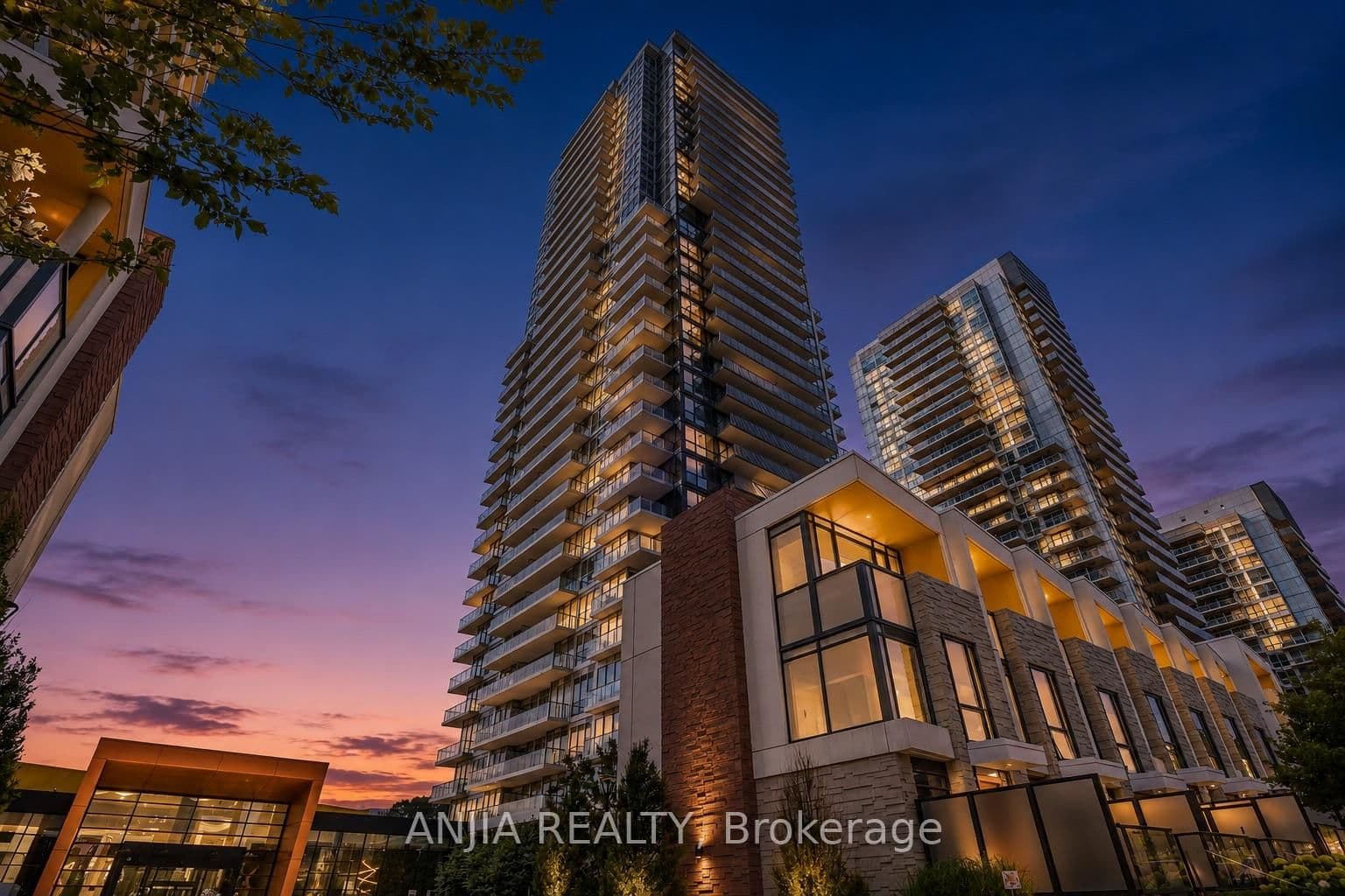 85 McMahon Drive, Unit TH607