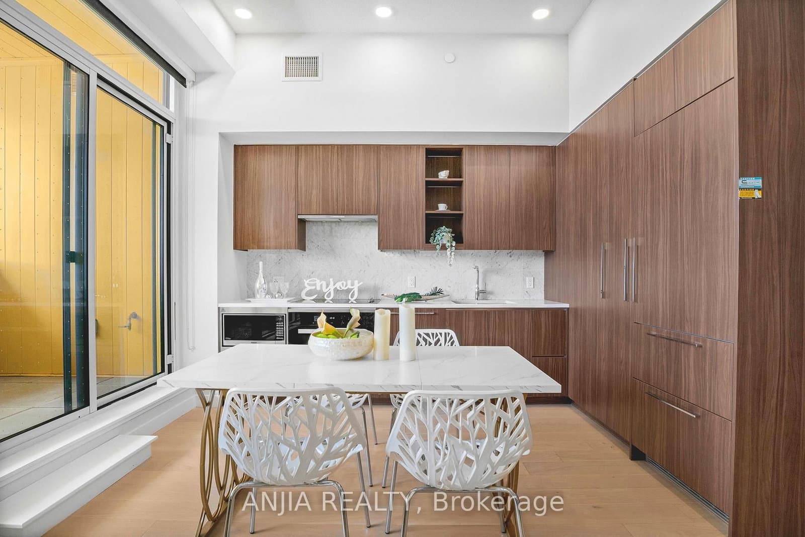 85 McMahon Drive, Unit TH607 thumbnail 12