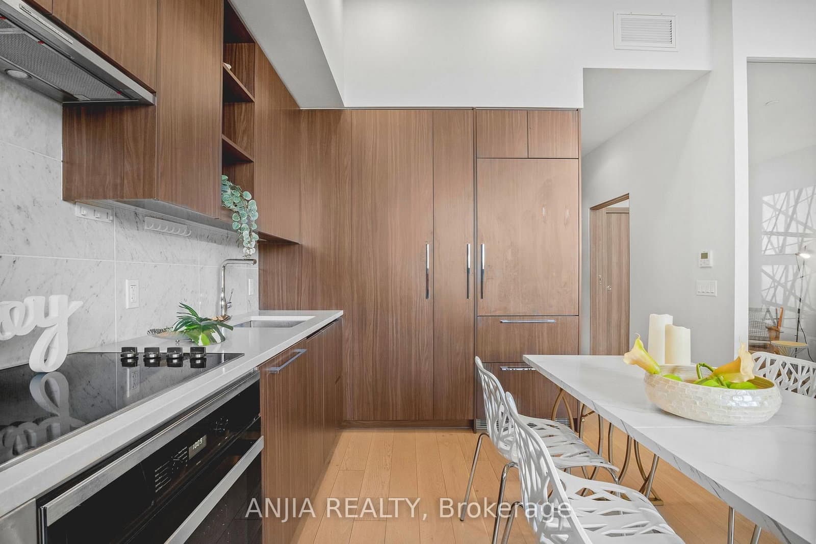 85 McMahon Drive, Unit TH607 thumbnail 14