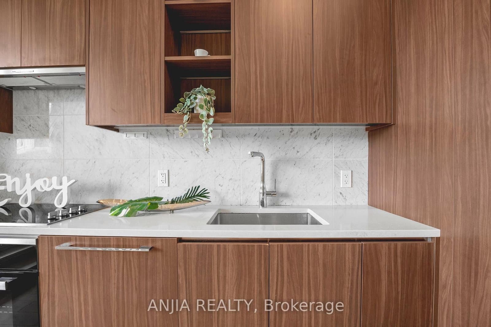 85 McMahon Drive, Unit TH607 thumbnail 15