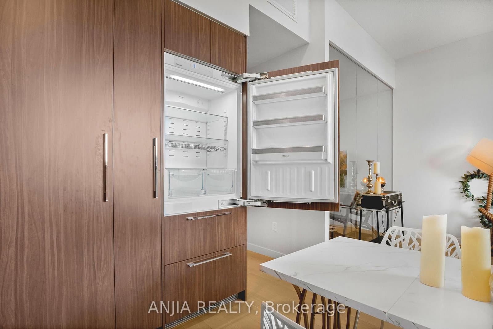 85 McMahon Drive, Unit TH607 thumbnail 16
