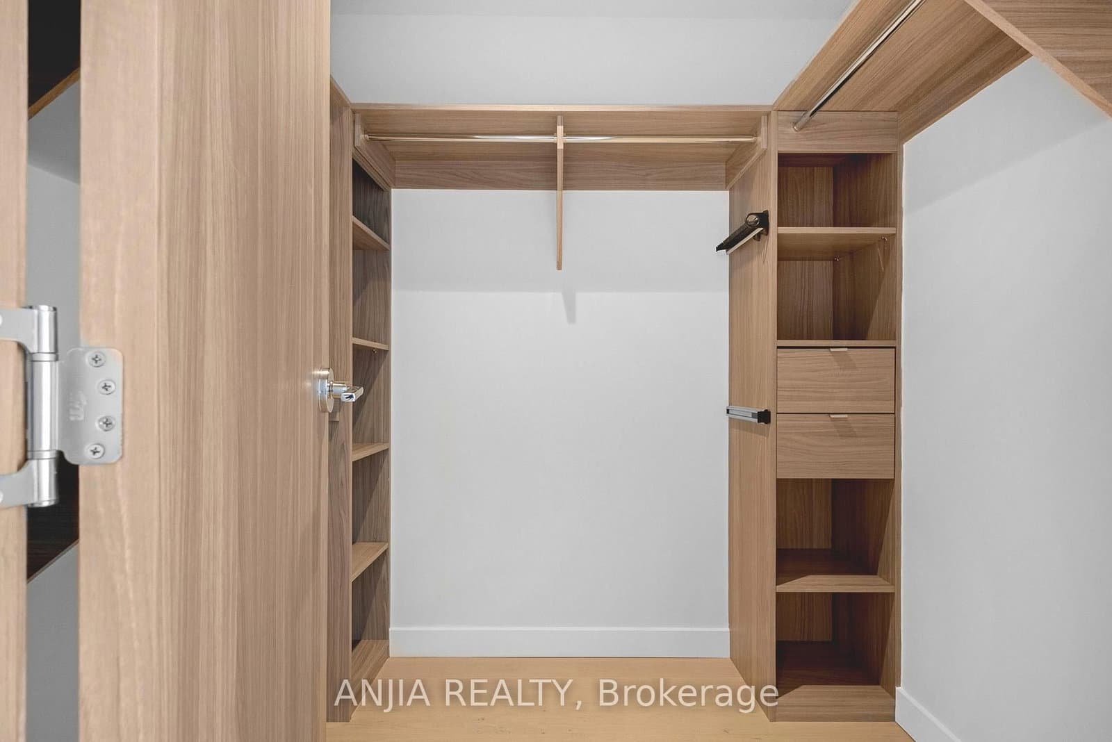 85 McMahon Drive, Unit TH607 thumbnail 20