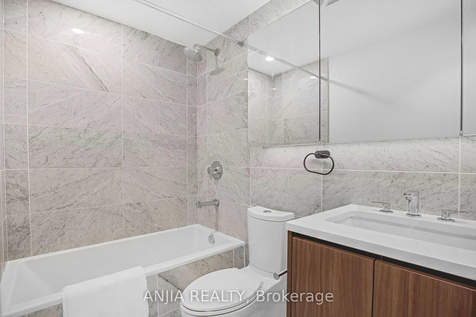 85 McMahon Drive, Unit TH607 thumbnail 21