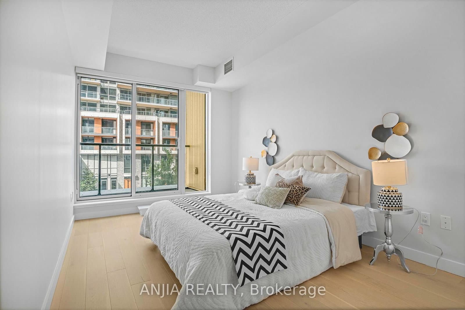 85 McMahon Drive, Unit TH607 thumbnail 22